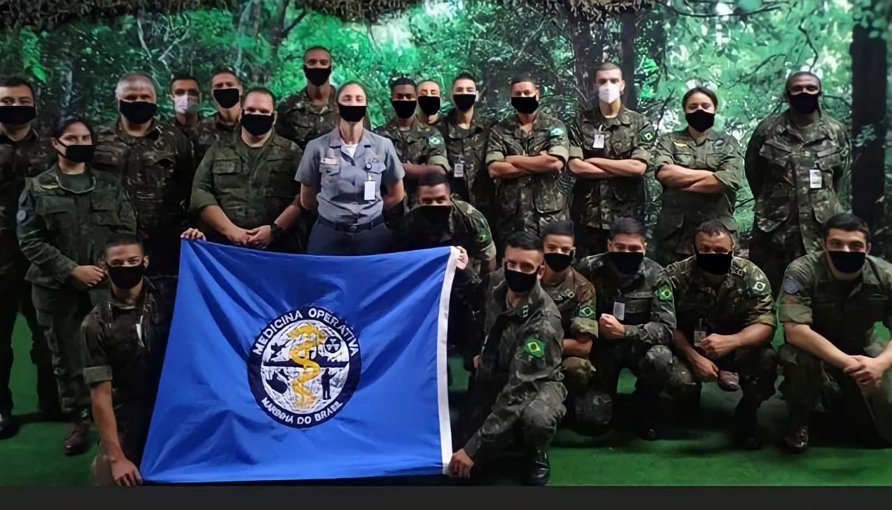 Exército publica fotos editadas para simular que militares usavam máscara; imagens foram apagadas