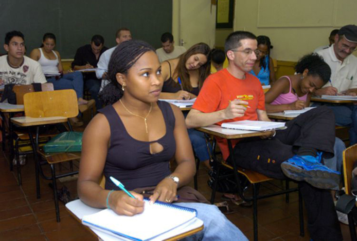 Educação reforça desigualdade entre brancos e negros, diz estudo