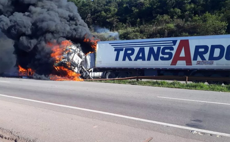 Duas carretas batem de frente e pegam fogo na BR-381, em Rio Manso