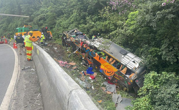 Ao menos 12 pessoas morrem e 9 ficam feridas em acidente envolvendo ônibus de turismo na BR-376