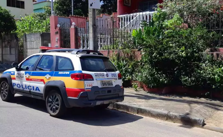 Polícia Militar encontra pai e filho mortos dentro de casa e com as mãos amarradas para trás