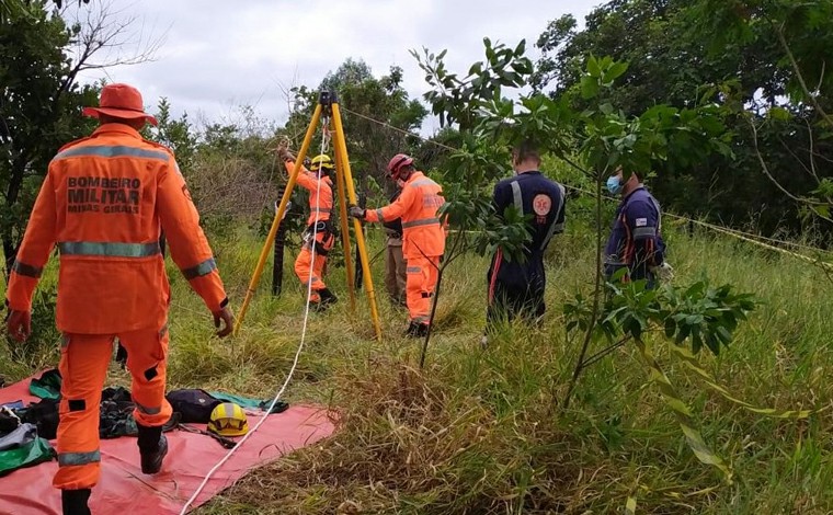 Mulher fica ferida ao cair em cisterna enquanto colhia pequis no interior de Minas Gerais