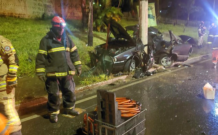 Duas pessoas morrem após carro bater em poste e se partir ao meio na Via Expressa de Contagem