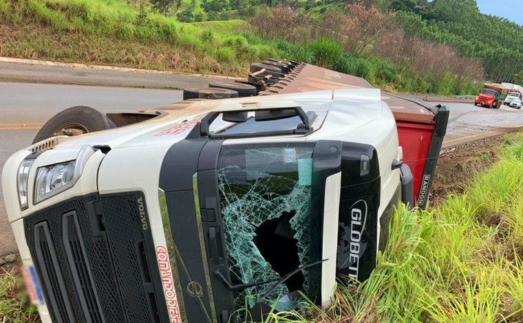 Motorista morre após carreta tombar em curva na BR-365 próximo a Patos de Minas