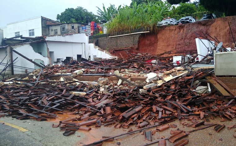 Chuva forte causa desmoronamento de restaurante em BH; Defesa Civil alerta de ‘alto risco geológico’