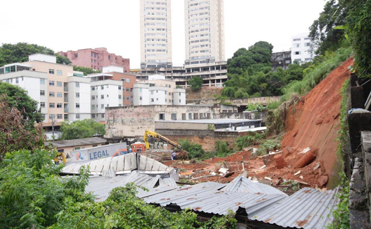 Barranco desaba, atinge dez caminhões e danifica casas em Belo Horizonte