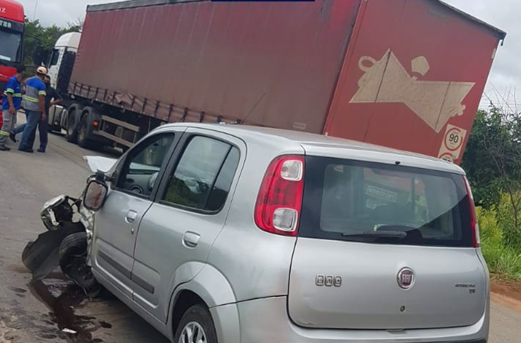 Foto: ReproduÃ§Ã£o - Segundo informaÃ§Ãµes, o carro de passeio, um Fiat/Uno prata, invadiu a contra mÃ£o de direÃ§Ã£o e colidiu na lateral de uma carreta. Apenas o motorista do carro se feriu. Ele foi socorrido e encaminhado para o hospital com ferimentos leves