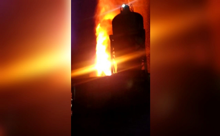Moradores de Sete Lagoas registram forno de siderúrgica em chamas e bombeiros esclarecem ocorrido