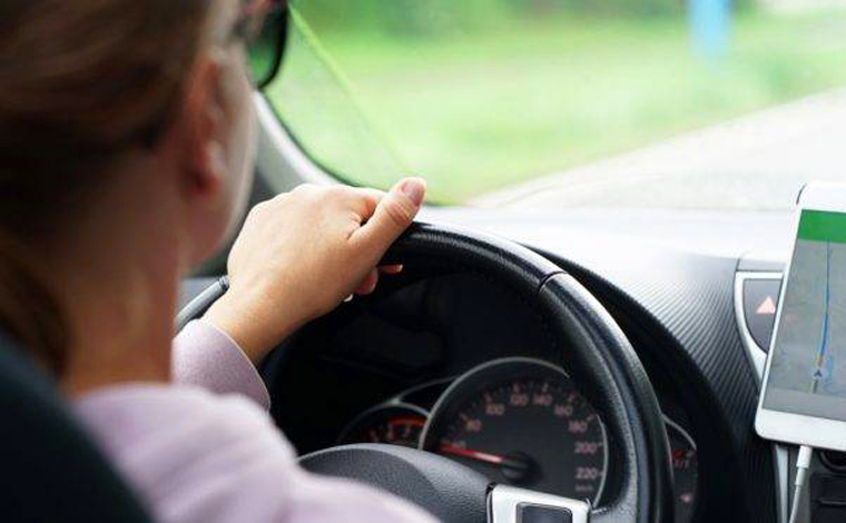 Passageira se joga de carro em movimento por não ter dinheiro para pagar corrida em Sete Lagoas