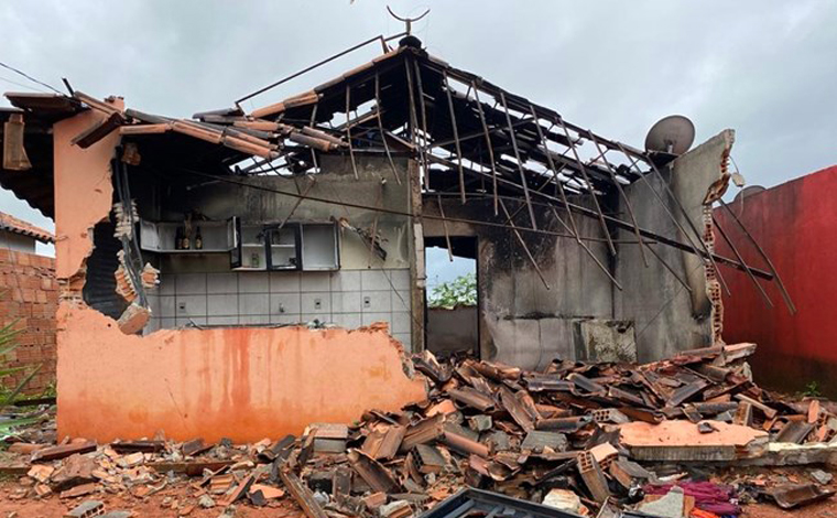 Moradores depredam casa da mãe de motorista que atropelou e matou mulher e bebê em Sete Lagoas