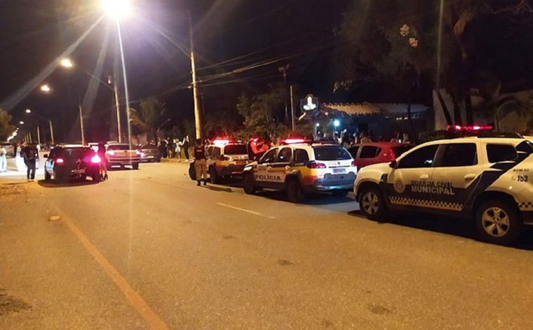 Evento com cerca de 300 pessoas é interrompido na Avenida Norte Sul em Sete Lagoas 