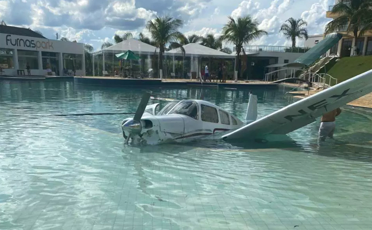 Três pessoas ficam feridas após avião cair dentro de piscina de resort em Minas Gerais