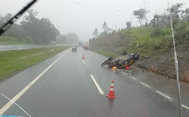 Carreta bate em viatura da PRF que atendia ocorrência na BR-040 em Sete Lagoas