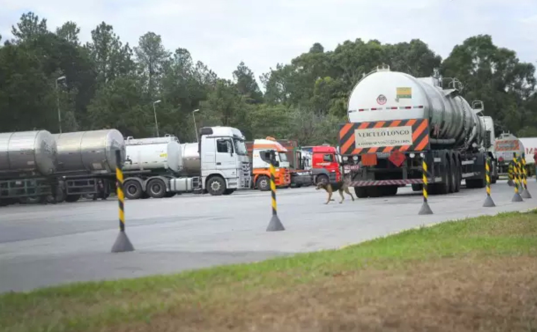 Foto: Alex de Jesus - Os manifestantes protestam contra a alÃ­quota do ICMS sobre o Ã³leo diesel em Minas. O Sindtanque afirma que jÃ¡ se reuniu com o governo do Estado, porÃ©m a resposta para a reivindicaÃ§Ã£o foi negativa e, por isso, eles decidiram paralisar