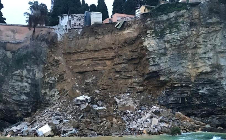 Cerca de 200 caixões caem no mar após deslizamento de terra em cemitério na Itália