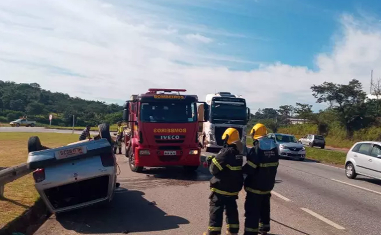 Foto: DivulgaÃ§Ã£o/CBMMG - De acordo com o Corpo de Bombeiros, um veÃ­culo Fiat/Uno bateu na traseira de um caminhÃ£o e em seguida capotou. O carro de passeio era ocupado por cinco pessoas, dois adultos e trÃªs crianÃ§as