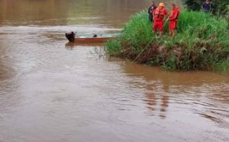 Bombeiros buscam por bebê de um ano que pode ter sido jogada em rio pelo pai no Sul de Minas