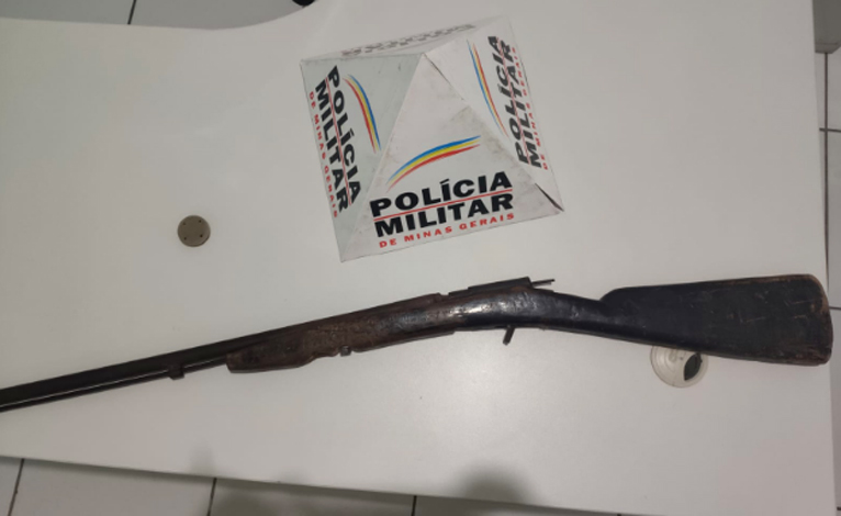 Homem é preso por violência doméstica e posse ilegal de arma de fogo no município de Baldim