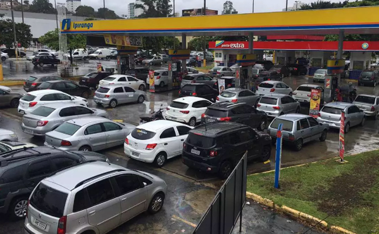 Foto: Cristiane Mattos - As filas se formaram na manhÃ£ desta sexta-feira (26). Consumidores estÃ£o receosos com a possibilidade de ficarem sem gasolina, etanol e diesel devido Ã  paralisaÃ§Ã£o em Minas Gerais. Em alguns postos, jÃ¡ nÃ£o hÃ¡ mais combustÃ­vel