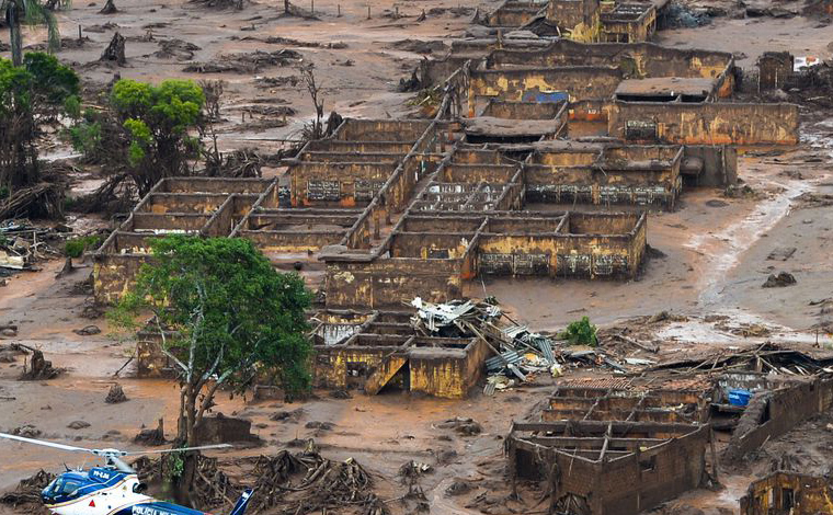 Mariana: no dia em que deveriam receber casas, atingidos protestam com nariz de palhaço