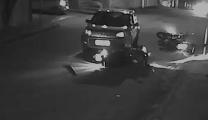 Motorista bêbada invade contramão e atropela dois policiais que patrulhavam em motos