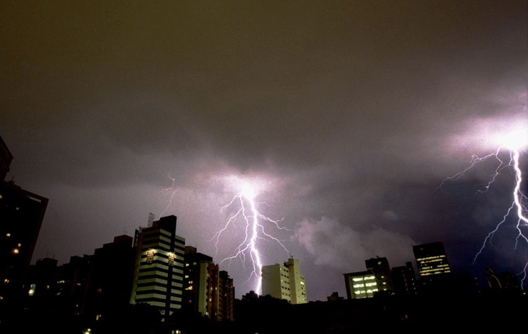 Defesa Civil faz alerta para chuva com raios e ventos fortes na região