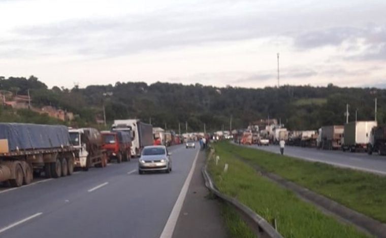 Foto: ReproduÃ§Ã£o/Redes sociais - NÃ£o hÃ¡ registros de congestionamentos. Contudo, os manifestantes estÃ£o impedindo a passagem de caminhÃµes, apenas veÃ­culos que transportam carga viva e alimentos perecÃ­veis podem seguir viagem