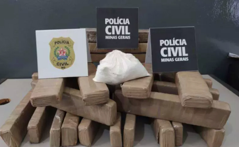 Foto: DivulgaÃ§Ã£o/PCMG - Foram apreendidos 30 quilos de maconha, quatro quilos de cocaÃ­na e 800 gramas de crack que estavam dentro de um veÃ­culo importado, tambÃ©m apreendido, alÃ©m de uma arma de fogo e muniÃ§Ãµes