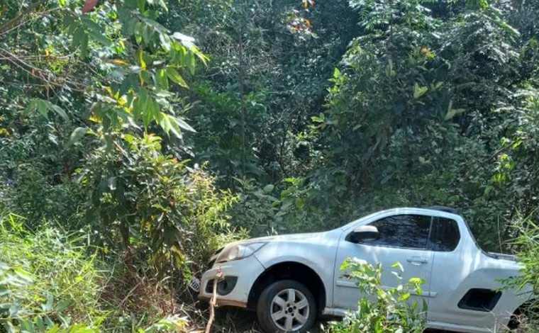 Foto: DivulgaÃ§Ã£o/CBMMG - De acordo com o Corpo de Bombeiros, apÃ³s a colisÃ£o, o carro com quatro ocupantes caiu em uma ribanceira. Uma mulher de 40 anos precisou ser socorrida para o Hospital de Pronto-Socorro JoÃ£o XXIII