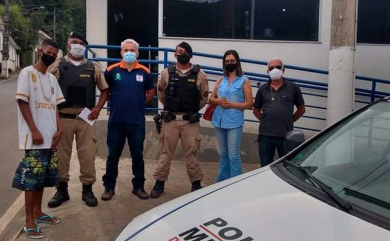 Foto: DivulgaÃ§Ã£o/PMMG - O adolescente encontrou R$ 1.200 em um caixa eletrÃ´nico no antigo terminal rodoviÃ¡rio do municÃ­pio, e imediatamente acionou a PolÃ­cia Militar (PM) e pediu ajuda para encontrar o dono do dinheiro