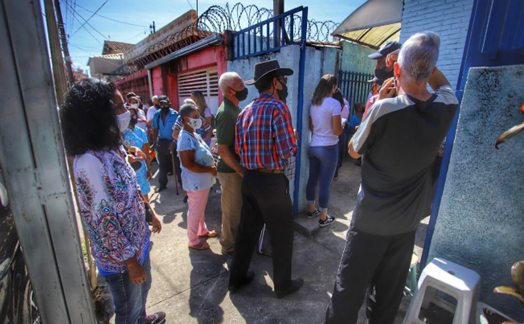 Idosos passam madrugada na fila para vacinação contra Covid-19 em Pedro Leopoldo