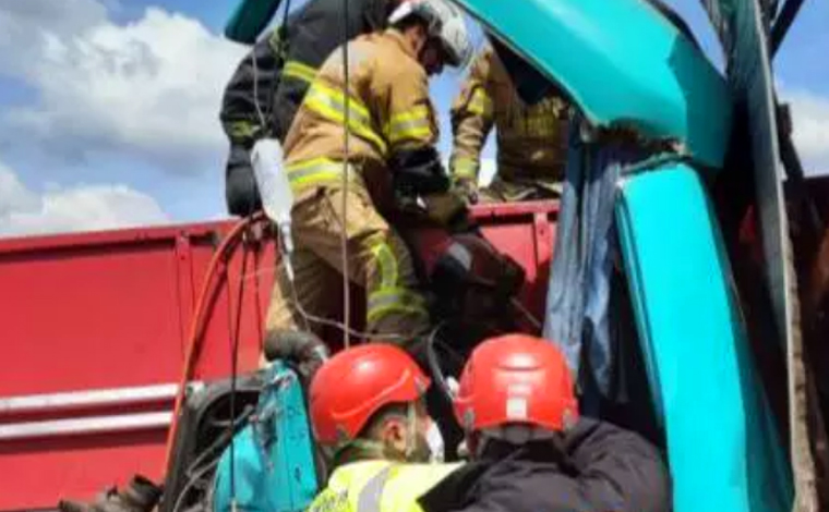 Duas pessoas ficam feridas em batida entre carreta e caminhão na BR-381