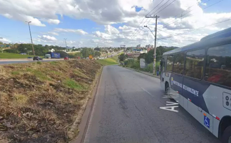 Foto: Google Street View - De acordo com a PM, o motorista trafegava pela via quando o veÃ­culo perdeu os freios. Ele tentou jogar o carro no passeio, mas acabou atropelando passageiros que estavam no ponto de Ã´nibus, alÃ©m de acertar o portÃ£o de um imÃ³vel