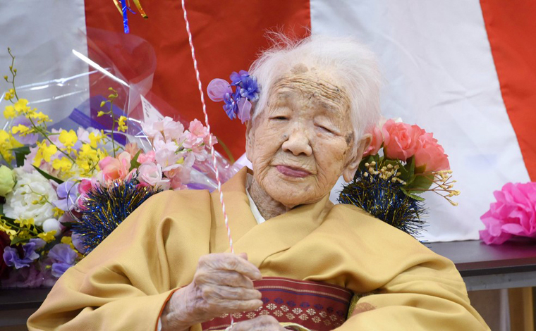 Foto: Kyodo/Reuters - Tanaka, que atualmente vive em um asilo em Fukuoka, passou por duas pandemias globais, a da gripe espanhola e a da Covid-19, alÃ©m de passar pelas duas guerras mundiais e superar dois cÃ¢nceres