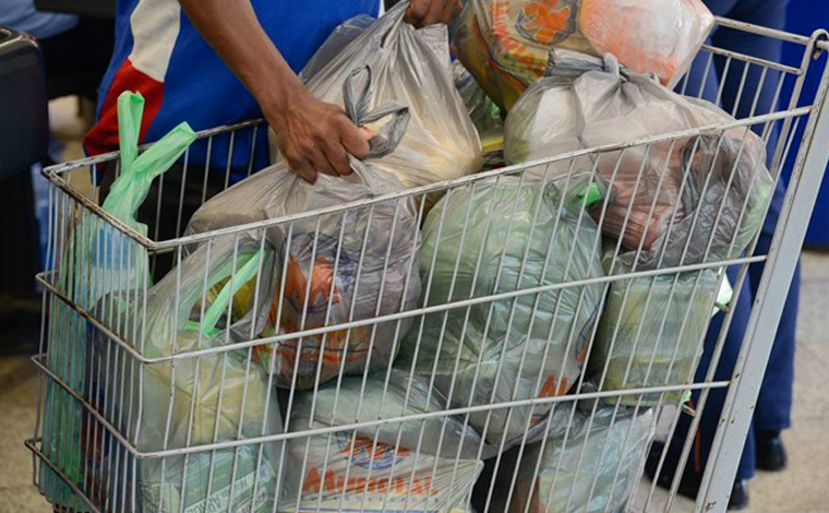 Com Auxílio Emergencial, consumo de alimentos por mais pobres cresce 8% em 2020