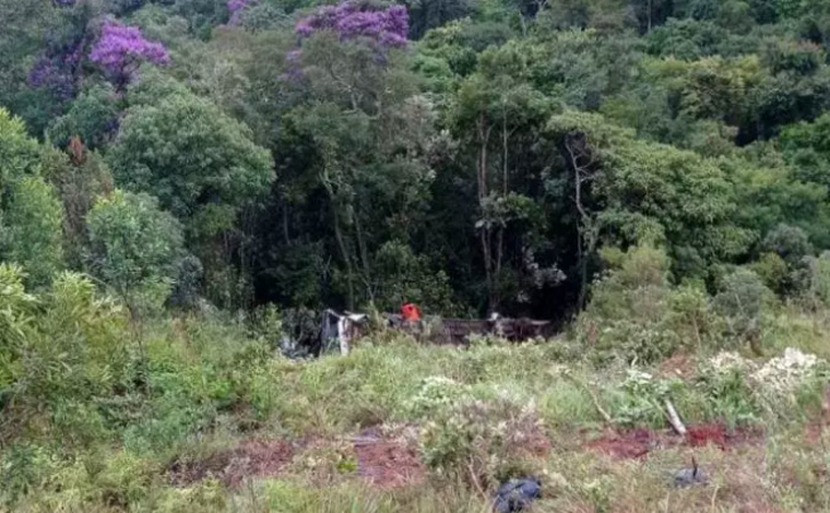 Duas pessoas morrem e ao menos 6 ficam gravemente feridas após ônibus cair em ribanceira na MG-129