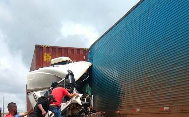 Uma pessoa morre em acidente envolvendo três carretas e um carro na BR-381