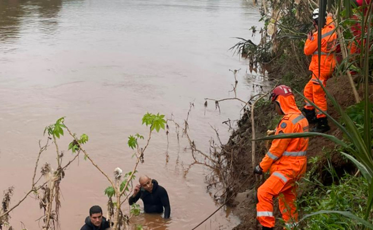 Motorista perde controle da direção e carro cai no rio das Velhas; bombeiros procuram por passageiro