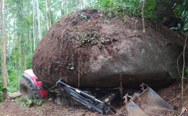 Pedra de mais de 100 toneladas cai sobre trator e motorista sobrevive em cidade catarinense