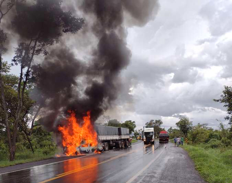 Casal e bebê de 9 meses morrem carbonizados em grave acidente entre carro e carreta na BR-040