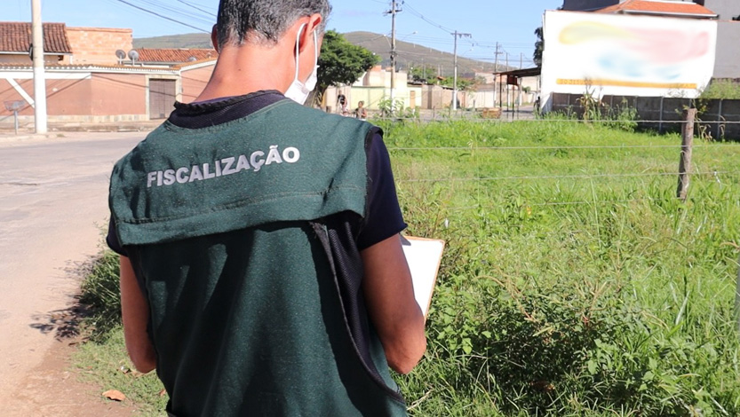 Prefeitura e Bombeiros realizam força-tarefa contra lotes mal cuidados