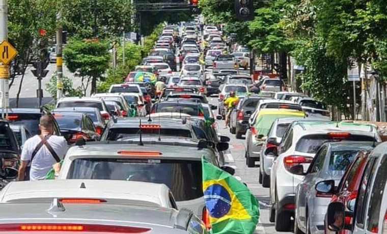 Manifestantes fazem carreata pró-Bolsonaro e atacam as decisões do STF em BH