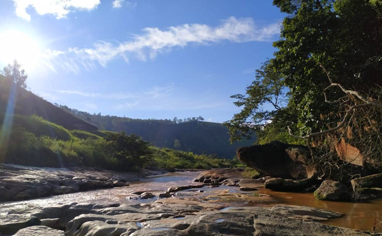 Após salvar filha de afogamento, homem desaparece em rio no interior de Minas Gerais