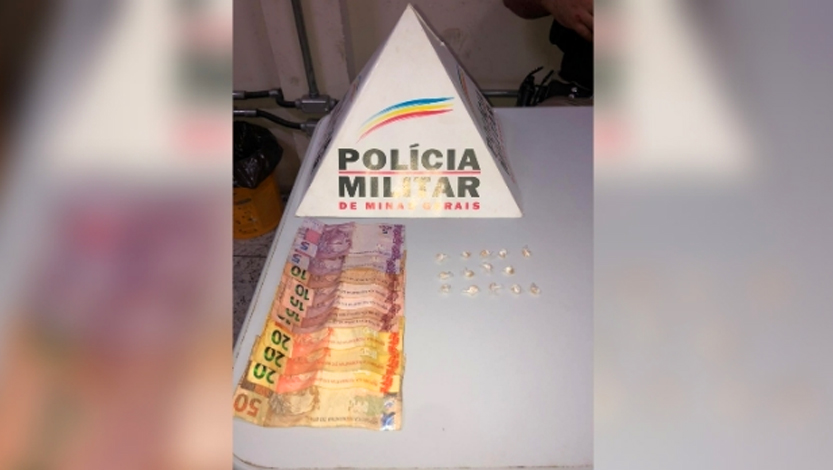 Foto: DivulgaÃ§Ã£o/PMMG - Os militares foram atÃ© o local e depararam com o adolescente de 17 anos em frente Ã  residÃªncia denunciada. Ao perceber a presenÃ§a policial, o jovem tentou fugir, mas foi abordado logo em seguida