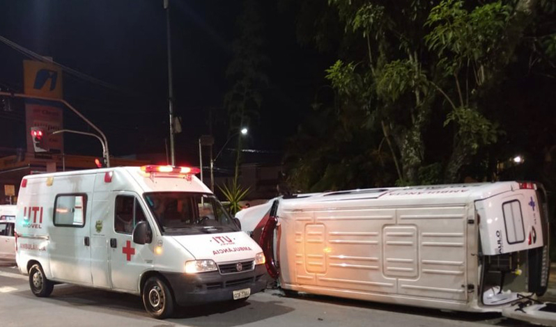 Foto: DivulgaÃ§Ã£o/Corpo de Bombeiros - Um mÃ©dico, um enfermeiro e um tÃ©cnico de enfermagem que tambÃ©m estavam no veÃ­culo tiveram apenas ferimentos leves. O motorista ficou preso na ambulÃ¢ncia e os bombeiros foram acionados para resgatÃ¡-lo