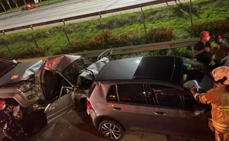 Cavalo invade pista, causa engavetamento entre cinco carros e faz uma vítima fatal na MG-010