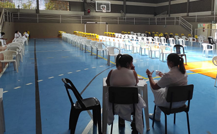 Foto: DivulgaÃ§Ã£o/PMSL - Na programaÃ§Ã£o definida anteriormente, esse pÃºblico receberia a primeira dose da vacina na quinta-feira (25), mas os interessados jÃ¡ podem procurar os pontos de vacinaÃ§Ã£o nesta quarta-feira (24)