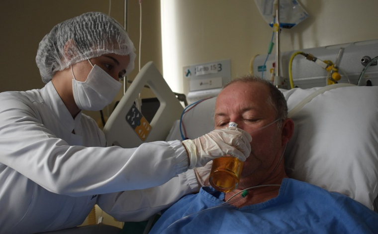 Paciente toma cerveja em hospital após ficar 18 dias internado com Covid-19 em UTI