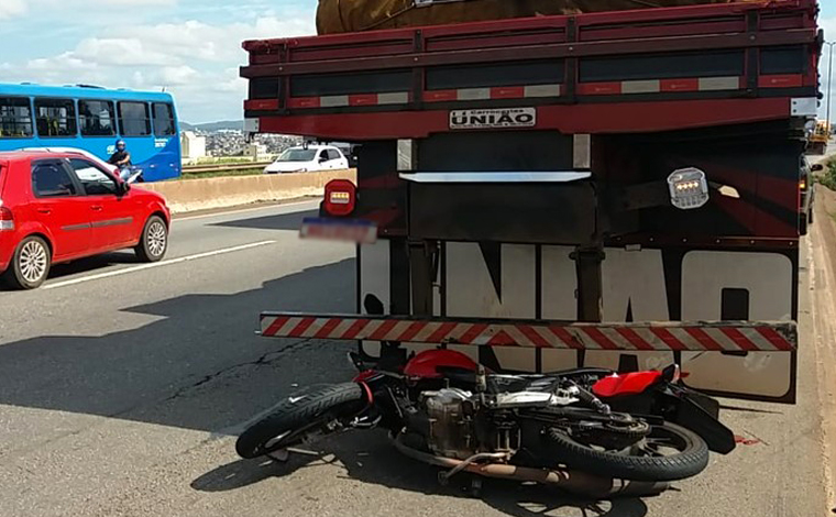 Motociclista morre após atingir traseira de caminhão parado no Anel Rodoviário de Belo Horizonte