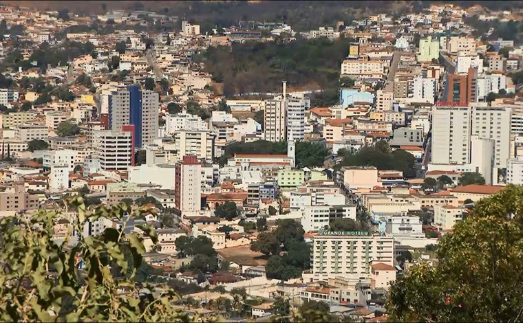 Diretor de escola aliciava adolescentes com dinheiro e presentes em troca de prática sexual